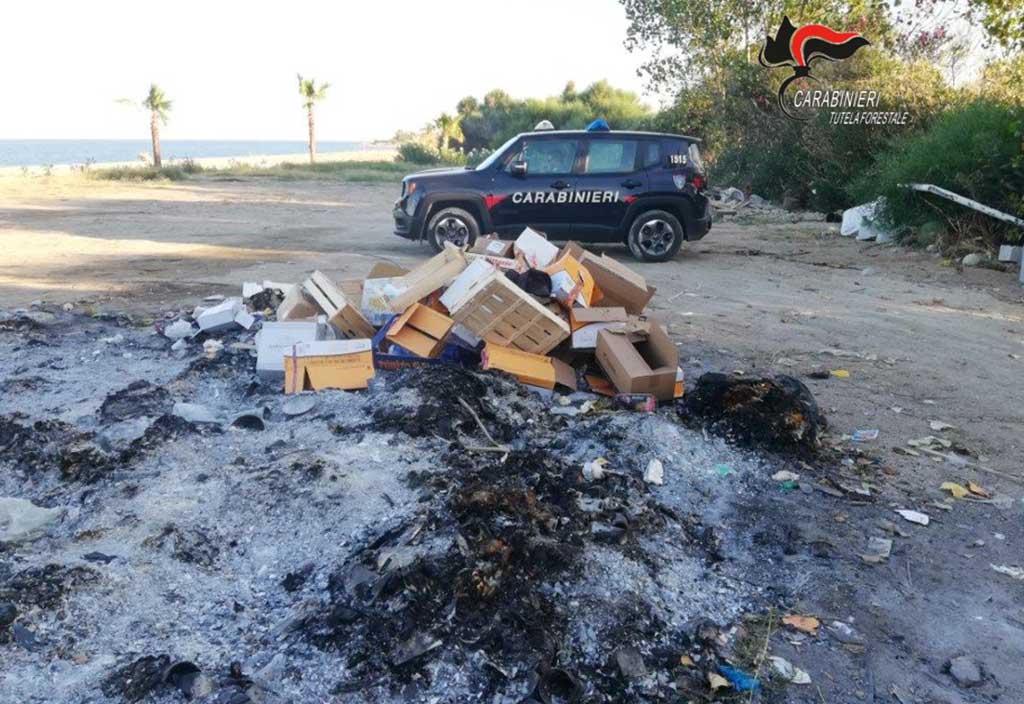 Smaltiva rifiuti bruciandoli nel catanzarese, denunciato titolare villaggio turistico