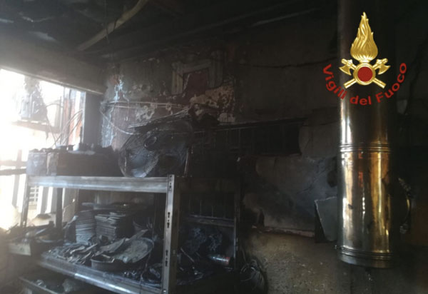 Incendio in attività commerciale a Catanzaro, intervengono Vigili del Fuoco