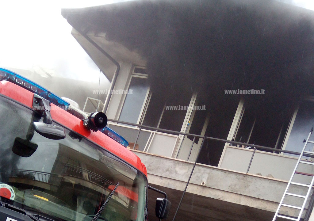Incendio in salumificio nel vibonese, sul posto i vigili del fuoco