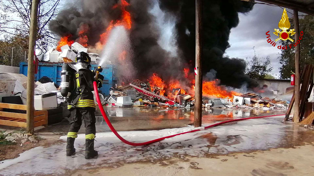 Incendio di rifiuti ingombranti nel vibonese, complesso intervento dei Vigili del Fuoco