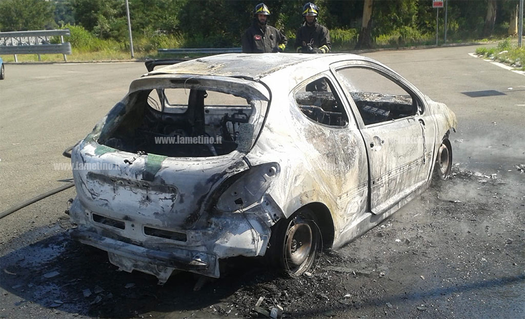 Auto in fiamme dopo lo svincolo di San Mango D’Aquino, in salvo famiglia di turisti