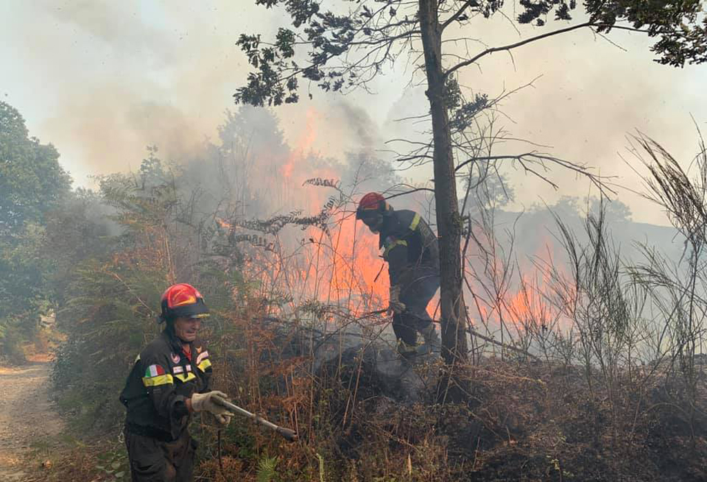 Grosso incendio a San Mazzeo, operazioni di spegnimento durate tutta la notte