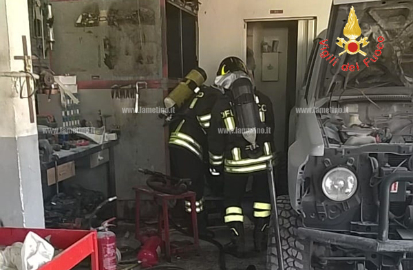 Lamezia, incendio in una carrozzeria a Savutano: intervengono vigili del fuoco