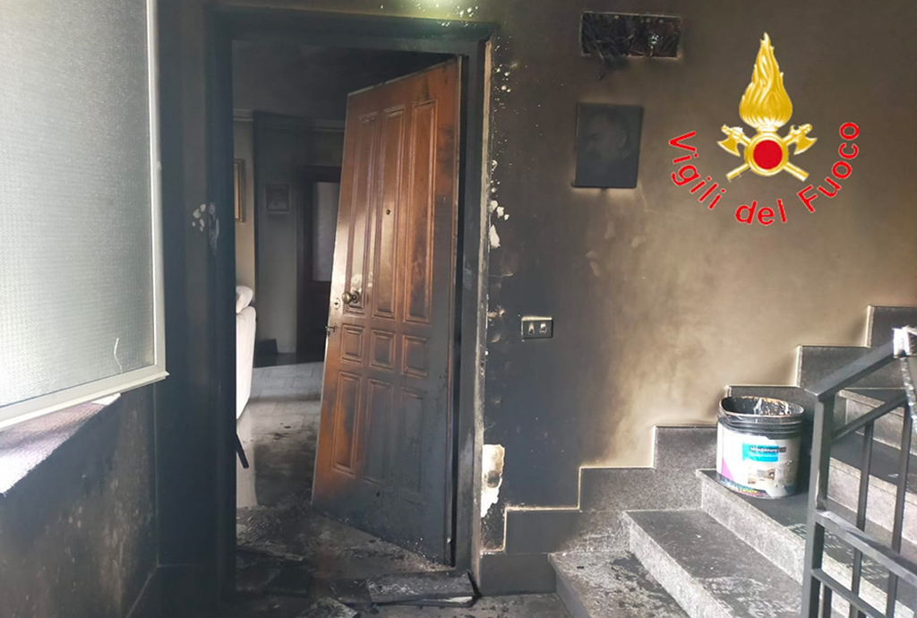 Lamezia, incendio in un appartamento a Savutano: messa in salvo una famiglia con un bambino