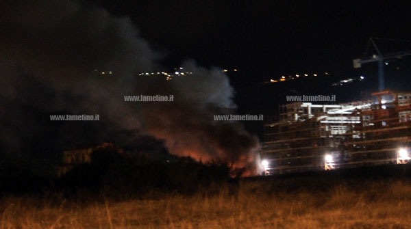 Lamezia: rogo notturno al campo di Scordovillo