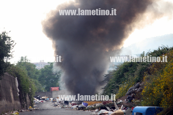Lamezia: Ripresi roghi all'ingresso del campo rom a Scordovillo