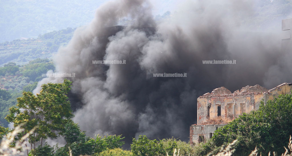 incendio-scordovillo-lamezia-230620196.jpg