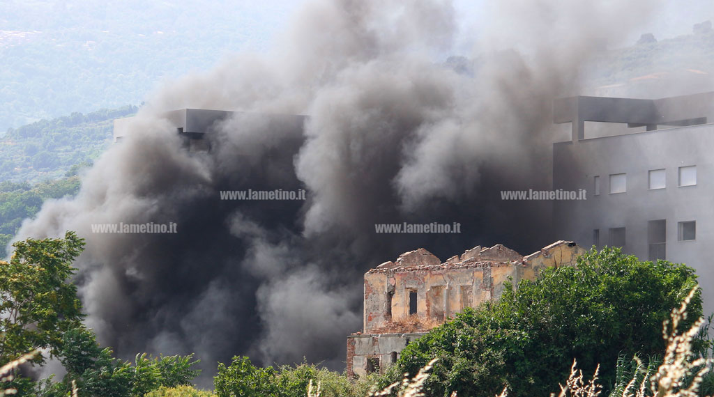 incendio-scordovillo-lamezia-23062019.jpg