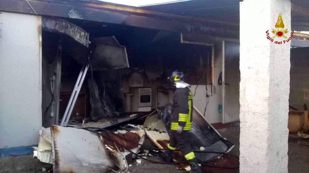 Lamezia, Vigili del Fuoco spengono incendio in container a Scordovillo