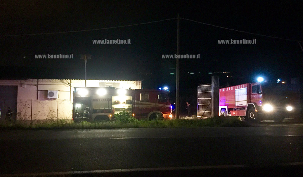 Lamezia, incendio in una segheria di via Scalzo