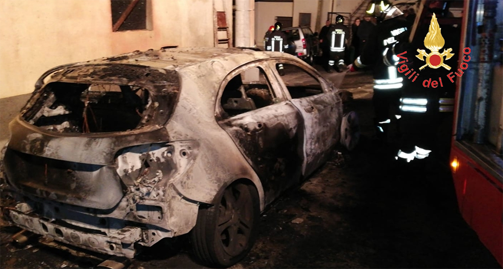 In fiamme auto nella notte a Squillace, indagini in corso 
