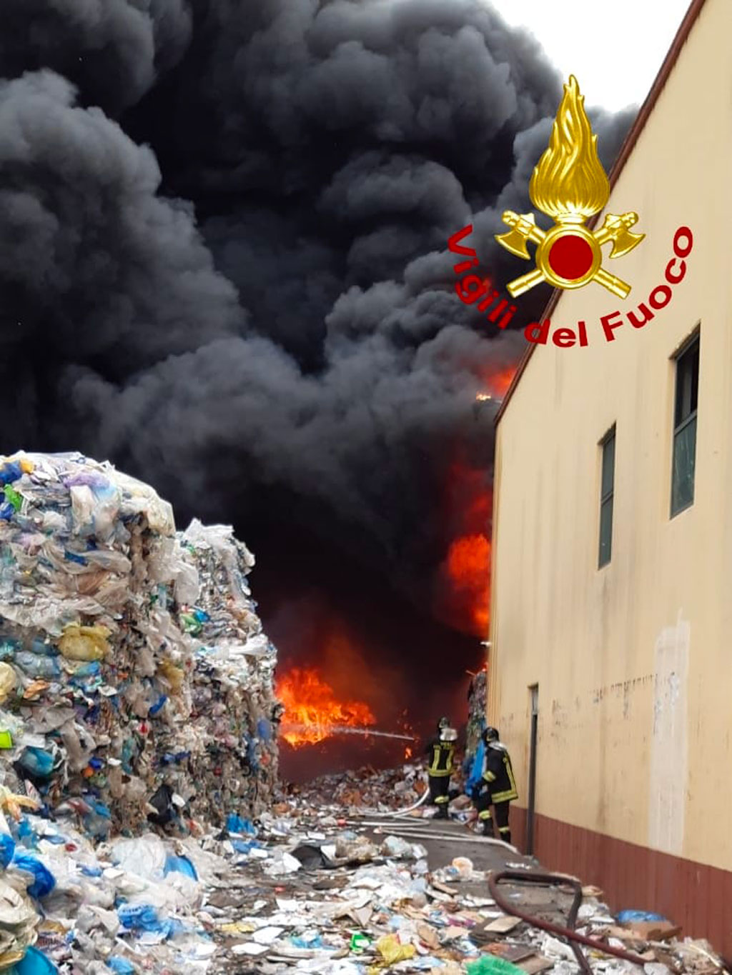 incendio-squillace-rifiuti.jpg