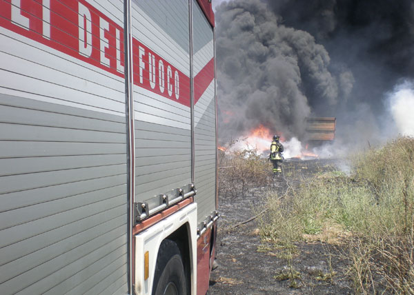 incendio-sterpaglia-vigili-del-fuoco.jpg