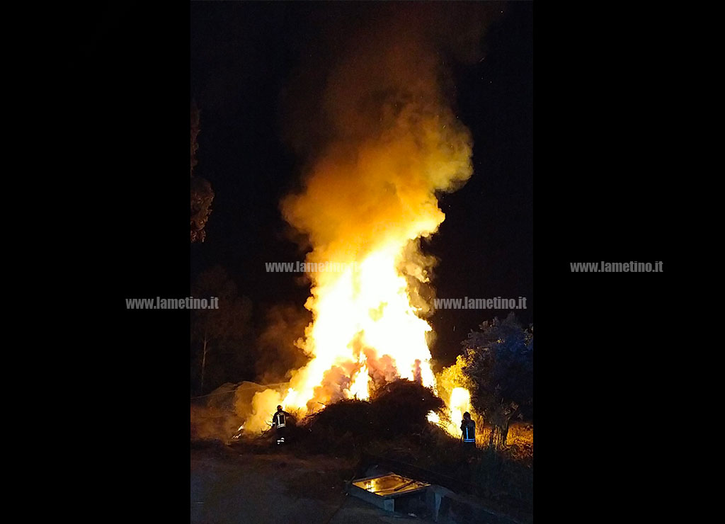Lamezia, in fiamme enormi cumuli di sterpaglie e materiale di risulta da potatura in via Felicetta