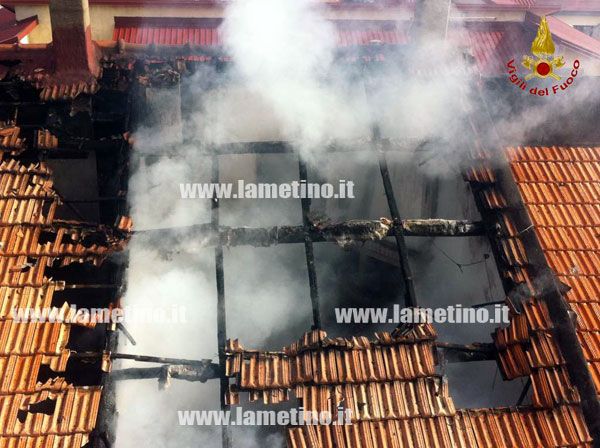 incendio-tetto-ceridsano-feb-2014-bis.jpg