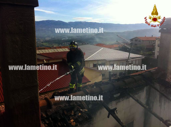 Calabria: Incendio distrugge tetto palazzina a Cerisano