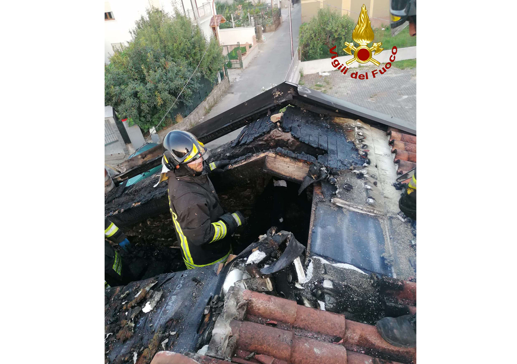 In fiamme tetto abitazione a Spadola, nessun ferito