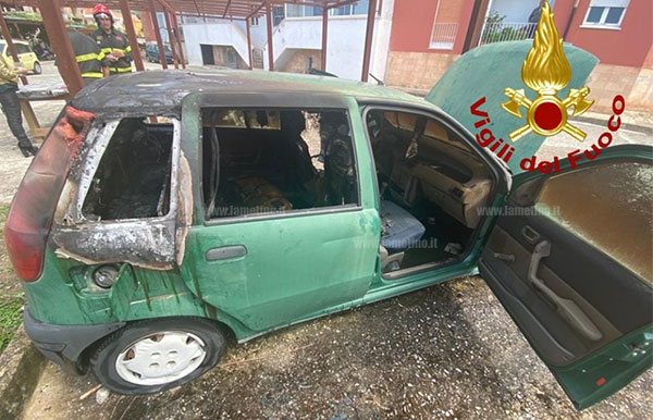 Lamezia, auto in fiamme a piazza Kennedy: indagini in corso 