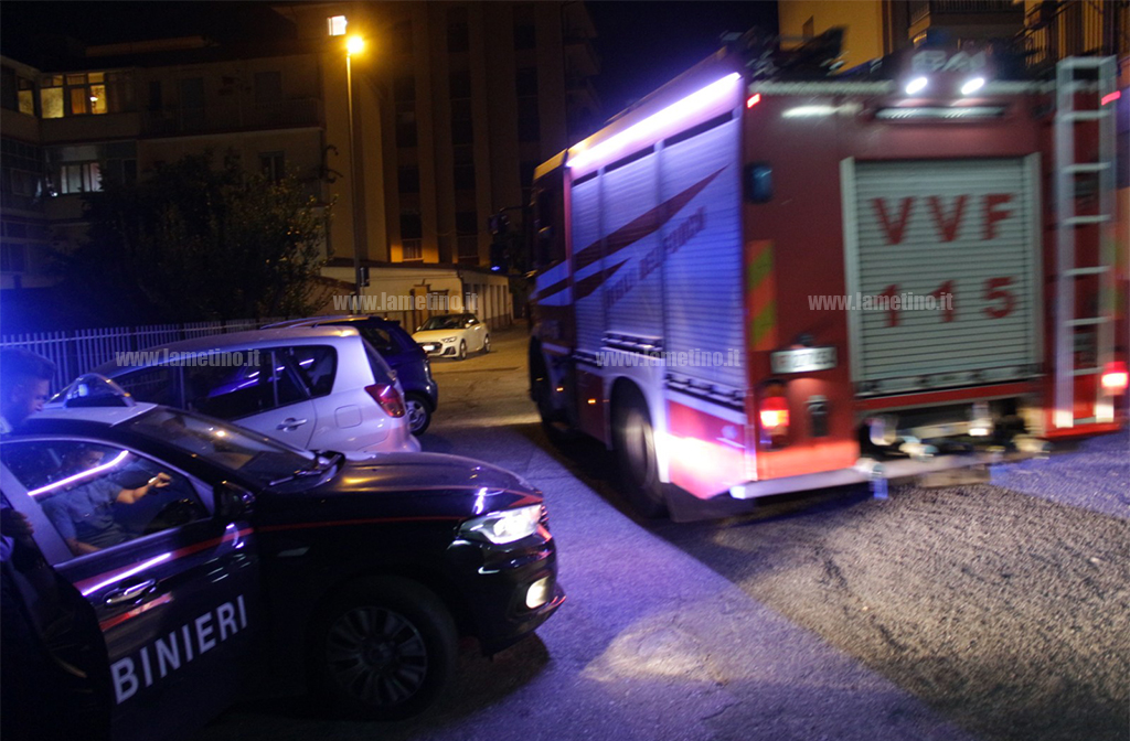 Lamezia, fiamme vicino abitazioni in via Ferlaino: intervento dei vigili del fuoco nella notte