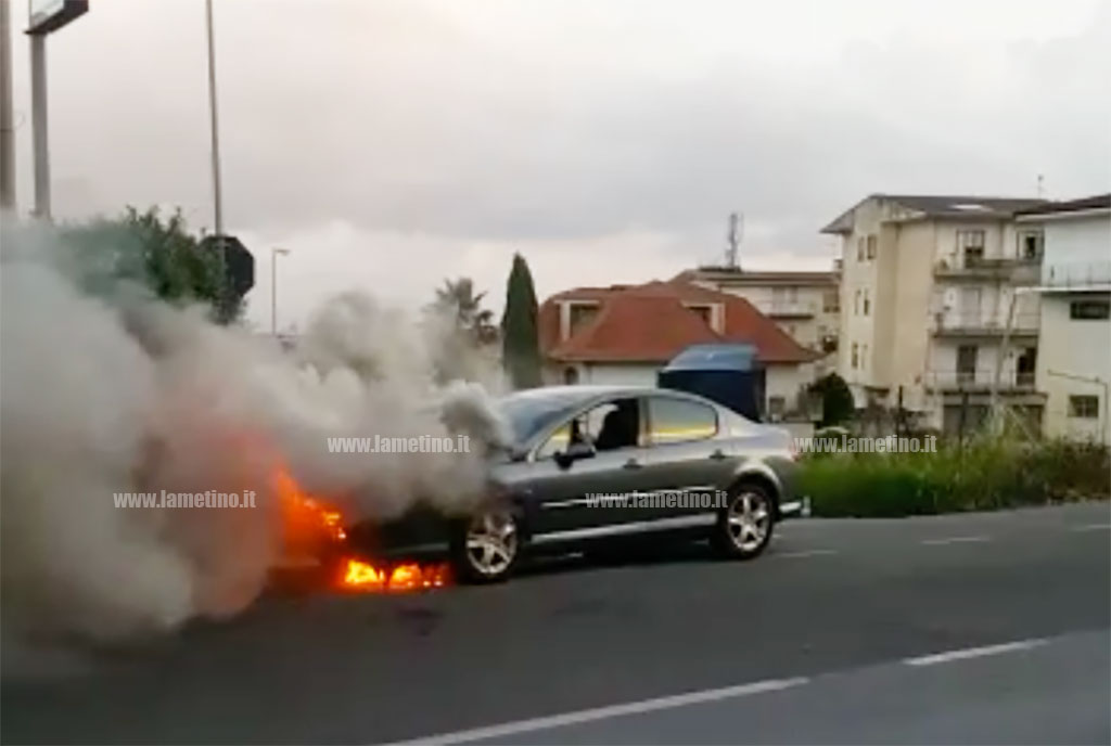 Lamezia: auto in fiamme su via Marconi, intervengono vigili del fuoco