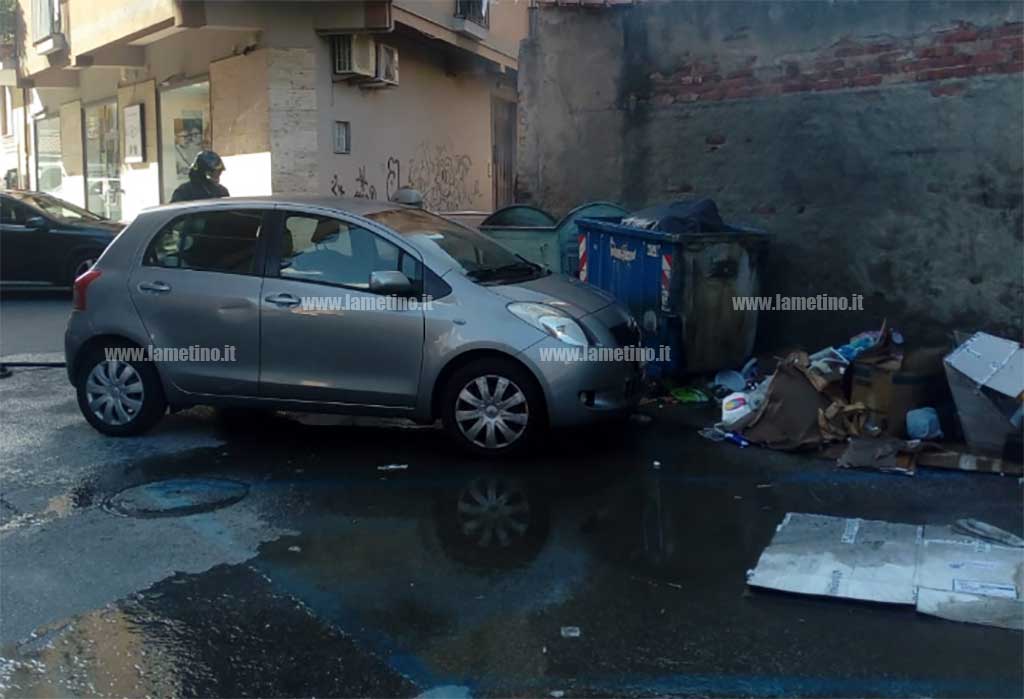  Lamezia, cassonetti in fiamme in via Sele: disagi per fumo e cattivo odore 