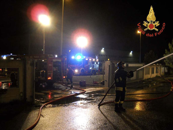incendio-vibo-vigli-fuoco-agosto-2014-2.jpg