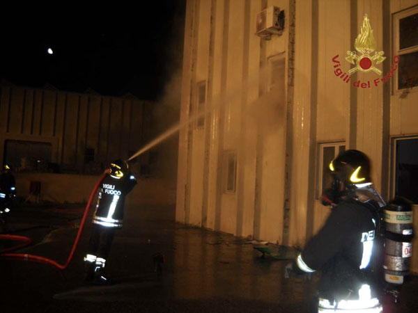 Calabria: Incendio distrugge capannone in area industriale a Vibo Valentia