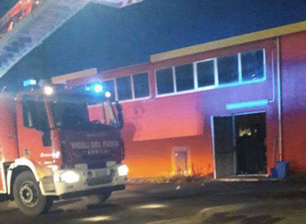 Supermercato in fiamme nella notte a Vibo, ingenti i danni 