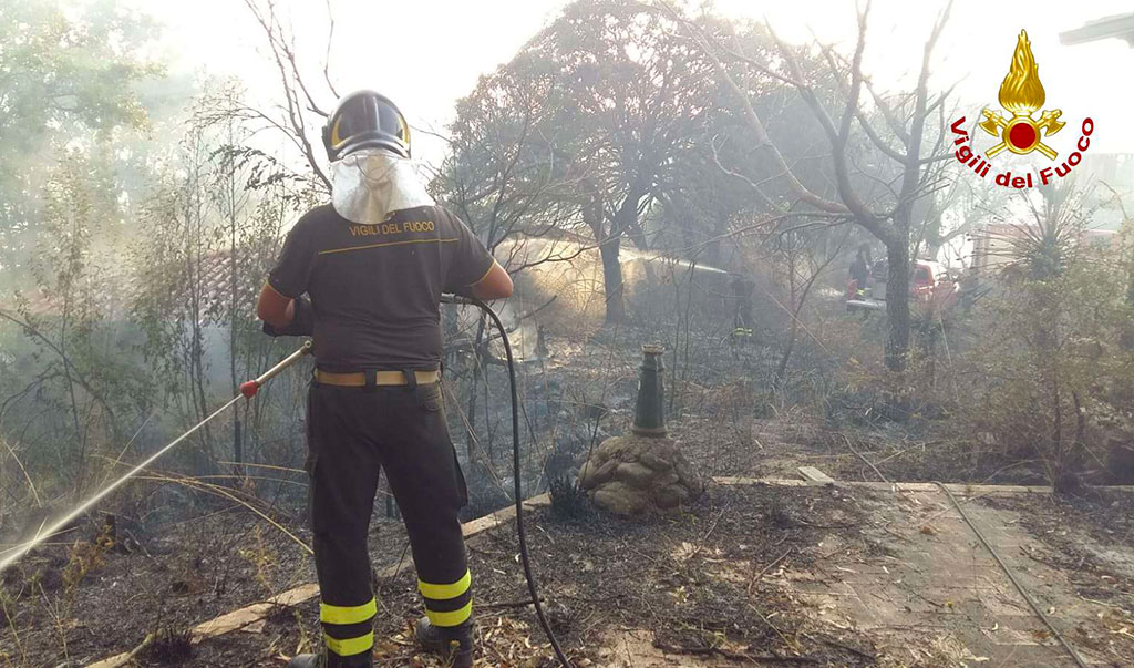 Incendi, oltre 25 interventi dei vigili del fuoco in provincia di Vibo nella giornata odierna