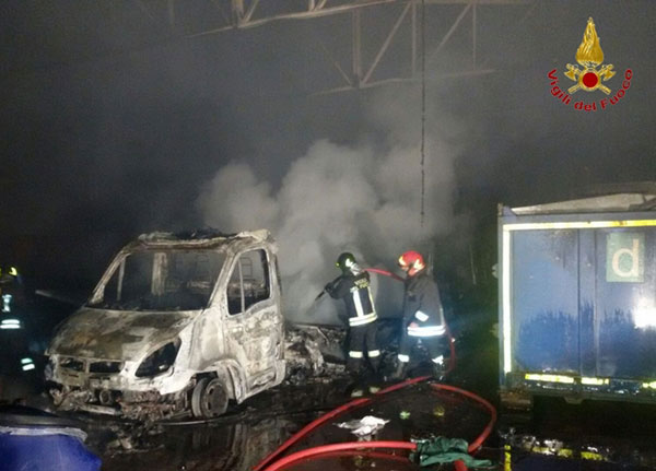 Incendio distrugge 2 automezzi a Crotone