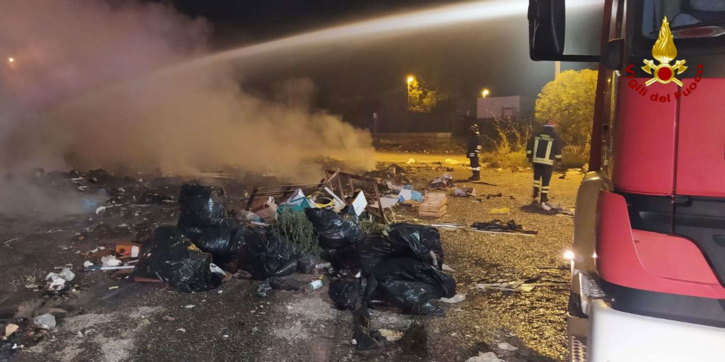 Cumuli rifiuti in fiamme nel vibonese, indagini