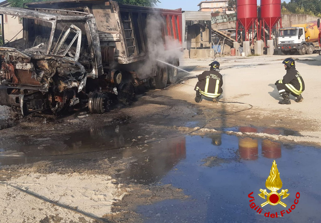 Incendio in azienda edile del Crotonese, comune: "Mano mafiosa mina la serenità"
