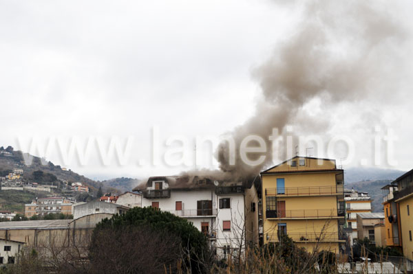 Lamezia, a fuoco mansarda tra via Oberdan e via dei Giardini