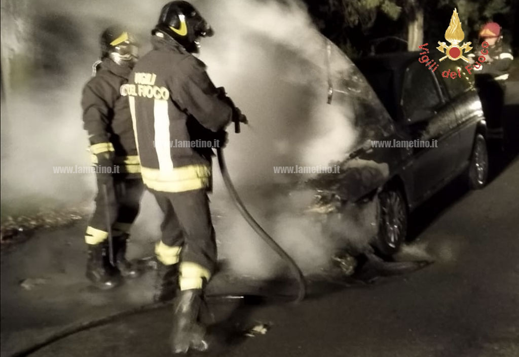Lamezia, auto in fiamme in località Marinella