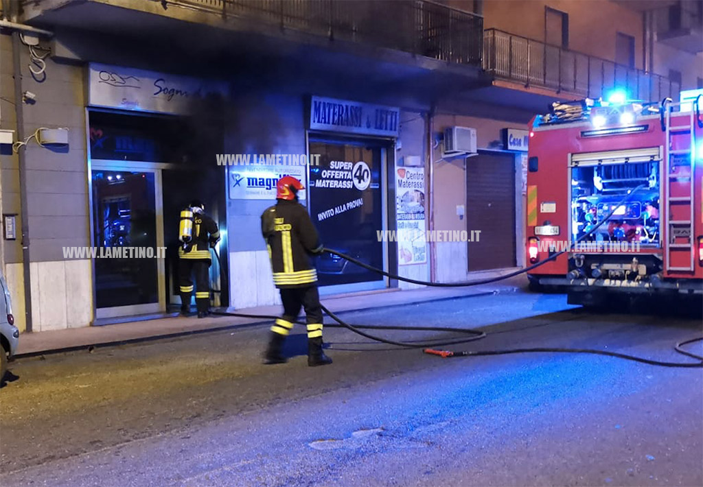 incendio1-negozio-230519.jpg