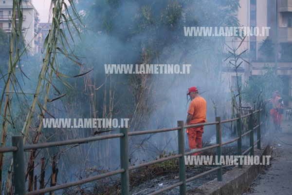 Lamezia: Incendio di sterpaglie in via Ferlaino