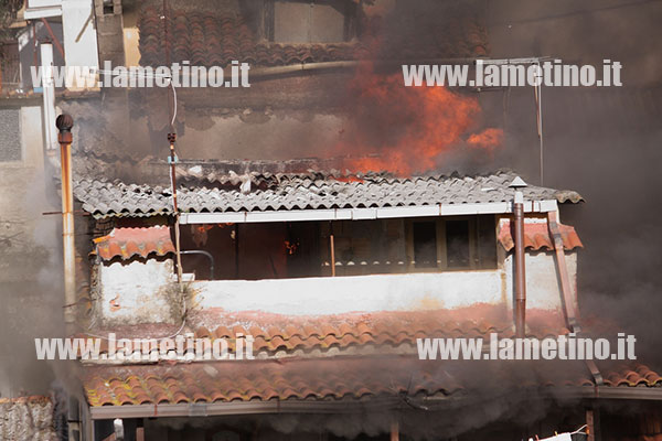 Lamezia: Incendio in palazzina centro storico