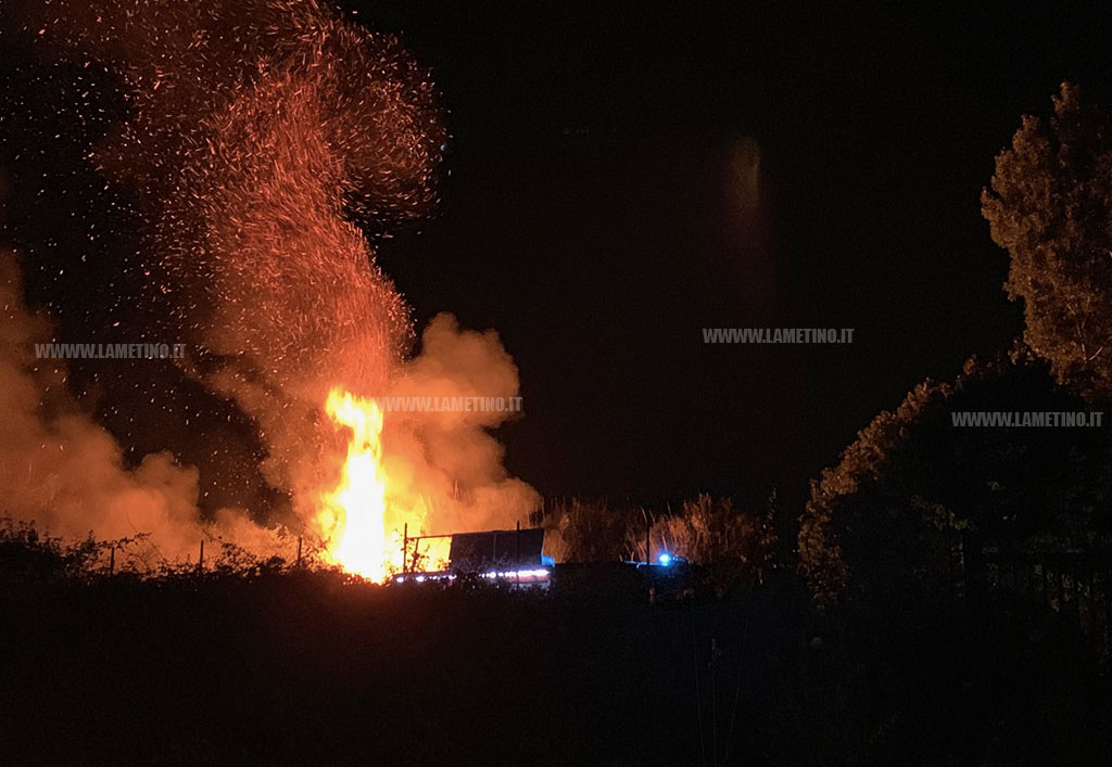 Lamezia, vasto incendio vicino stadio Carlei: intervengono vigili del fuoco - VIDEO