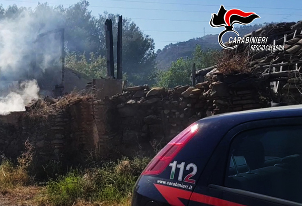 Carabinieri spengono un incendio nel Reggino, in salvo gruppo scout