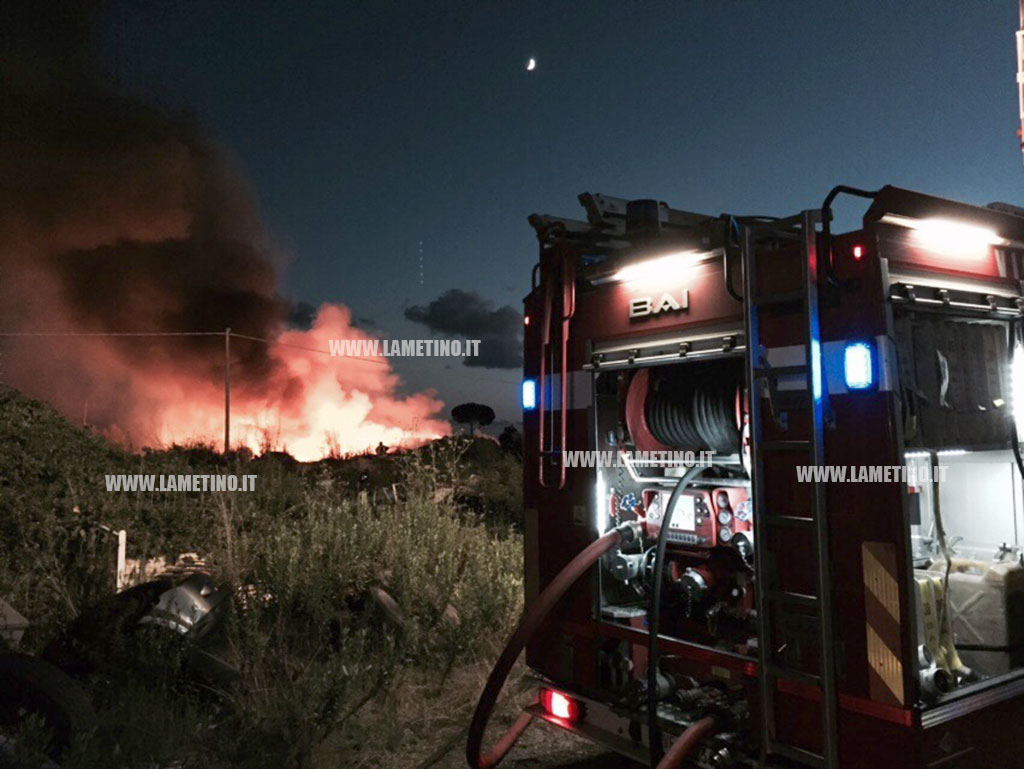 Lamezia: colonna di fumo nero, a fuoco pneumatici in contrada Lenza