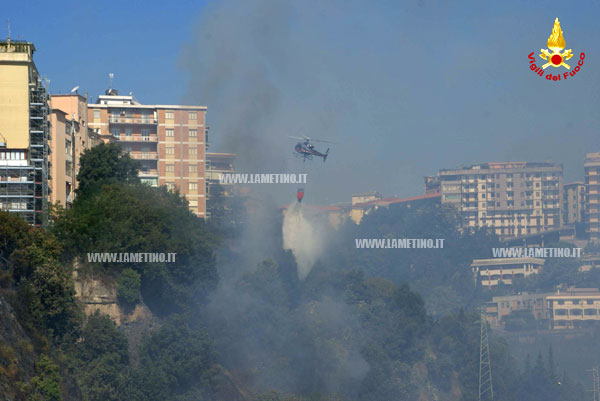 Calabria: Vasto incendio minaccia centro abitato Catanzaro