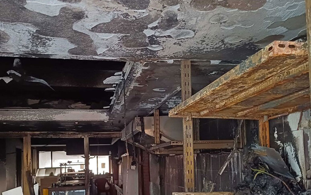 Incendiato un bar pasticceria a Marina di Sibari, indagini 