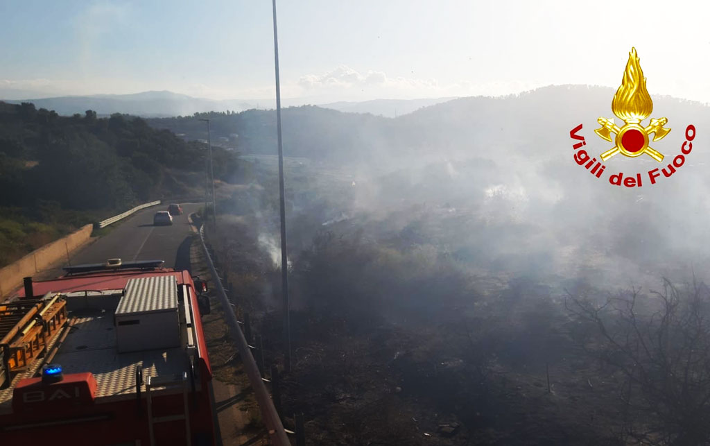 In azione Vigili del fuoco e mezzi aerei in Calabria per 34 incendi, a Lamezia fiamme al campo di Scordovillo