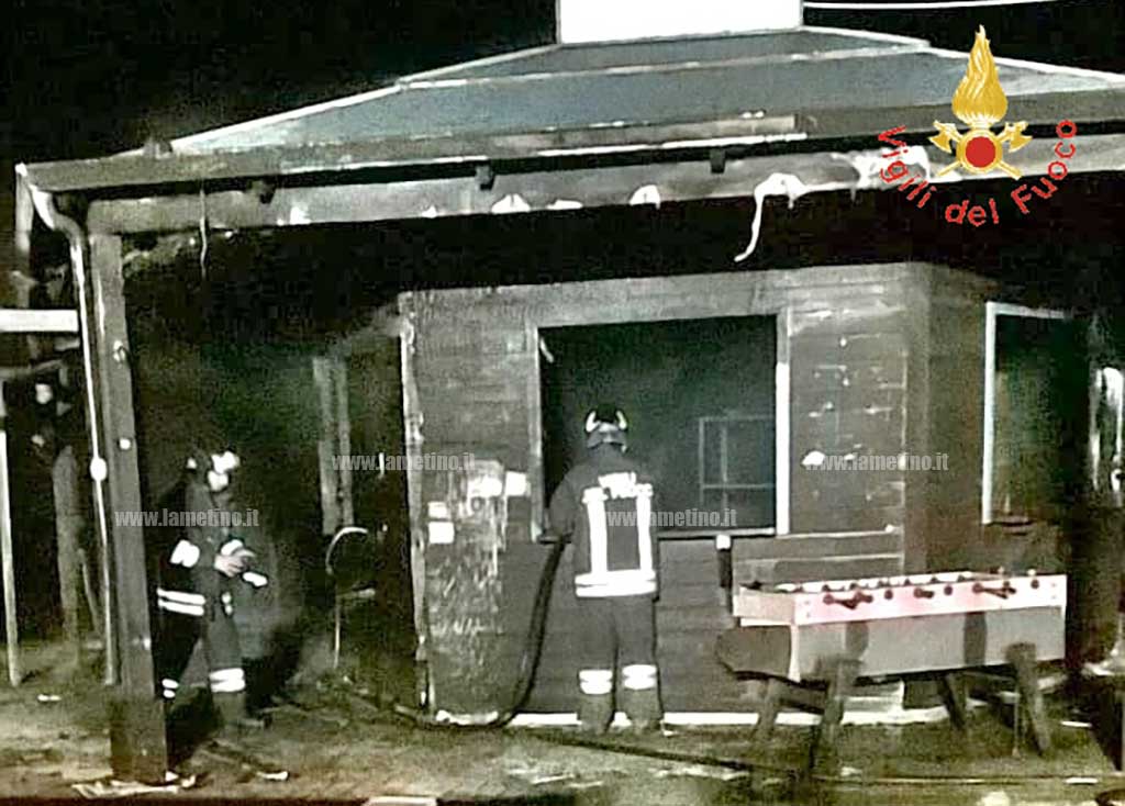 In fiamme chiosco su lungomare di Gizzeria, indagini in corso
