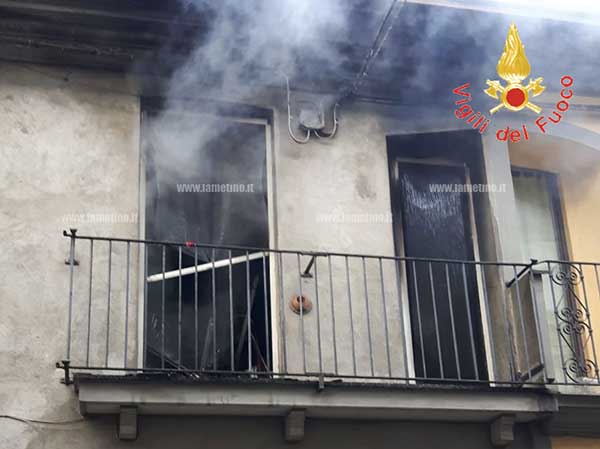 Incendio in pasticceria a Sersale, danneggiati attrezzature e macchinari