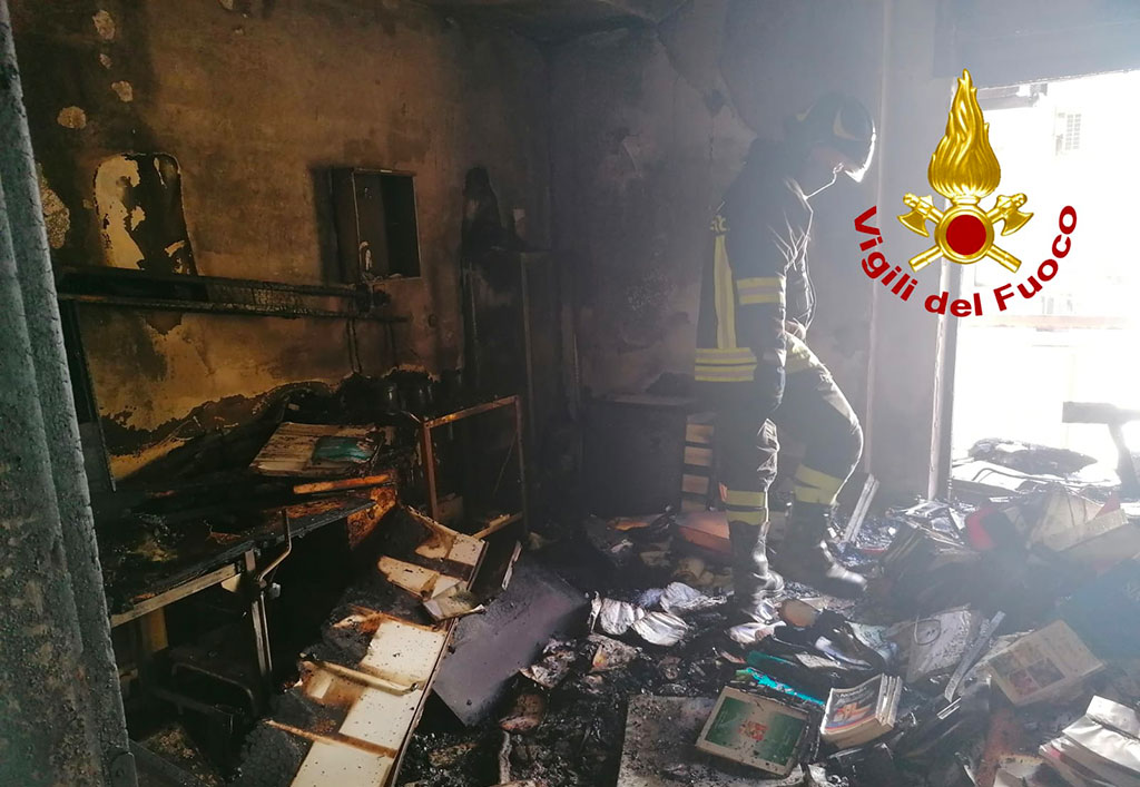 Incendio danneggia studio medico a Catanzaro, nessun ferito