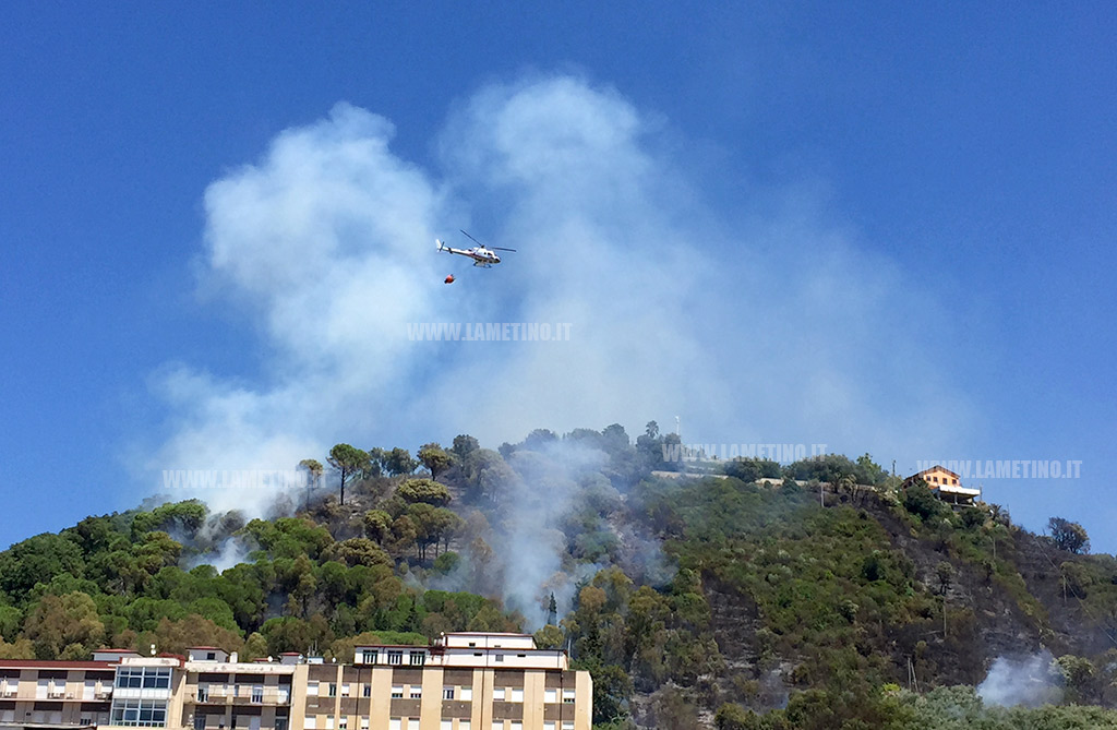 Lamezia: a fuoco bosco di Sant’Antonio, interviene anche elicottero - VIDEO