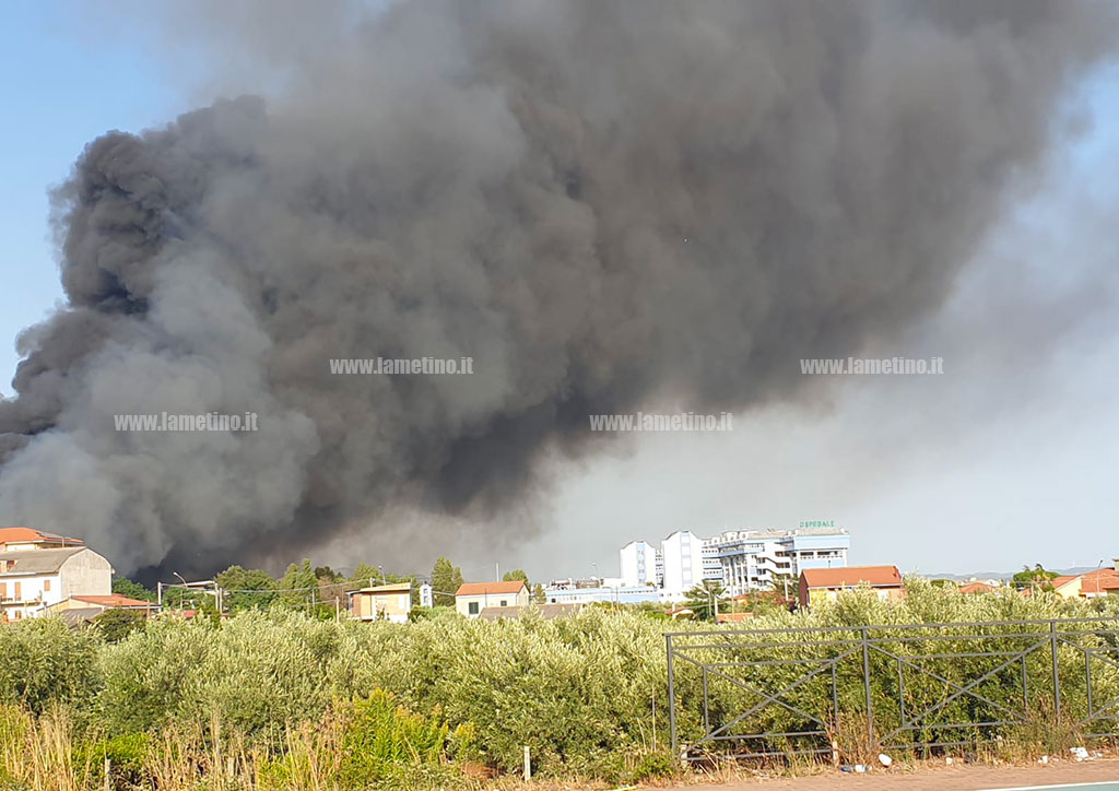Lamezia, fumi dal campo Rom: emergenza senza fine nell'indifferenza della politica - VIDEO