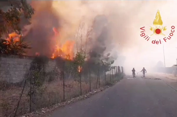 Vasto incendio di vegetazione nel Cosentino, evacuate 15 famiglie 