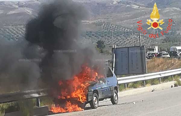 Auto in fiamme sulla SP 158 a Cropani, disagi alla circolazione 